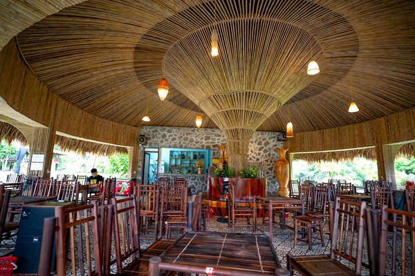 Dynamic strategies for rapidly onboarding restaurant staff with new menu offerings in a high-energy setting